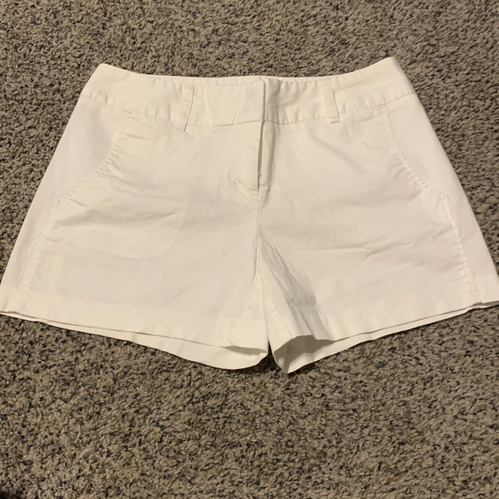 Daisy Fuentes size 6 white shorts